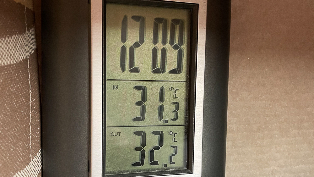 Lämpömittari klo 12.09. Sisällä 31,3 ja ulkona 32,2 astetta lämmintä.