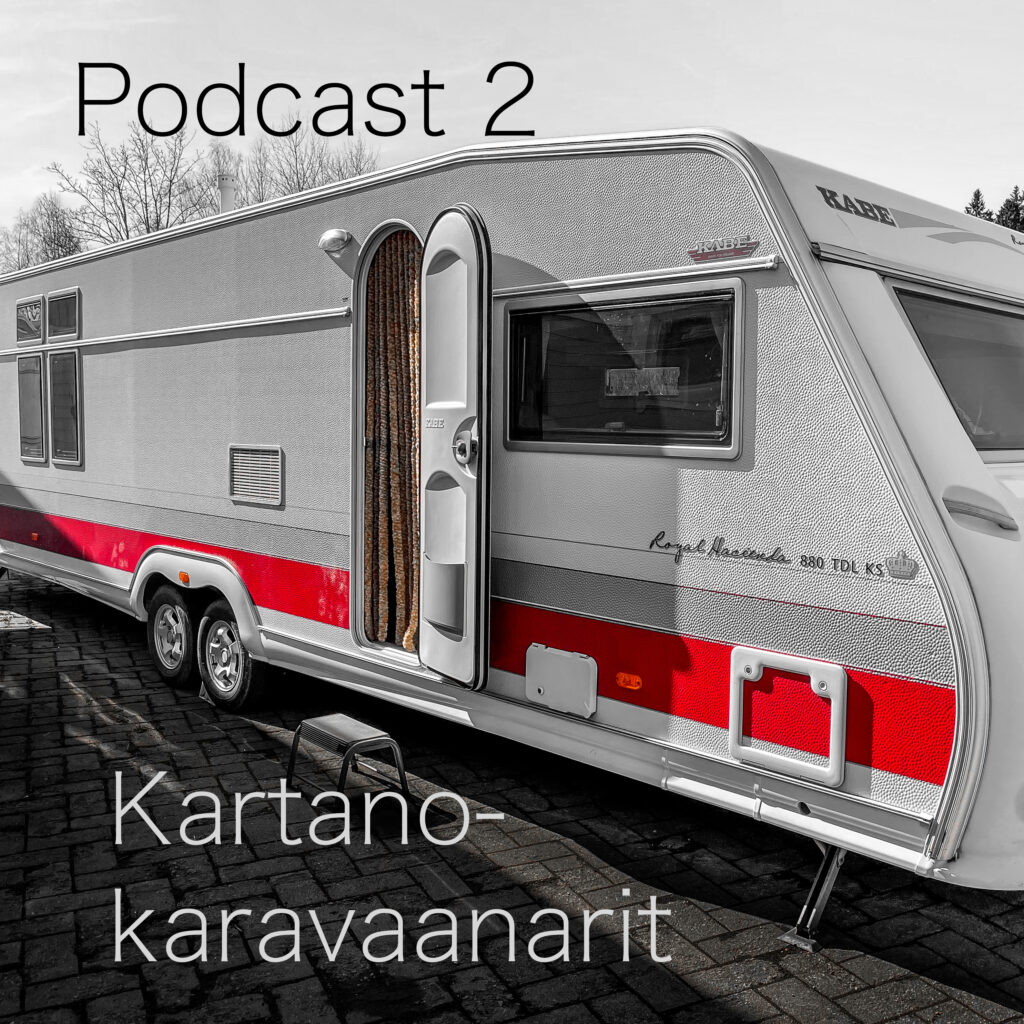 Mustavalkoinen kuva asuntovaunusta Kabe Hacienda, vain punainen raita kyljessä on värillinen. Ovi on auki. Kuvassa lukee Podcast 2, Kartanokaravaanarit.