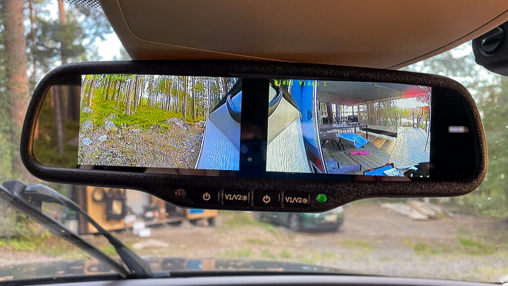 Taustapeilinäyttö asennettuna. Kummassakin peilin näytössä näkyy vaunun kylkikameroiden kuva.