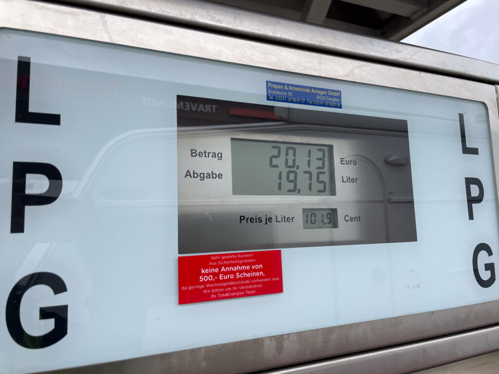 LPG-mittari, jossa näkyy tankattu litramäärä ja hinta.