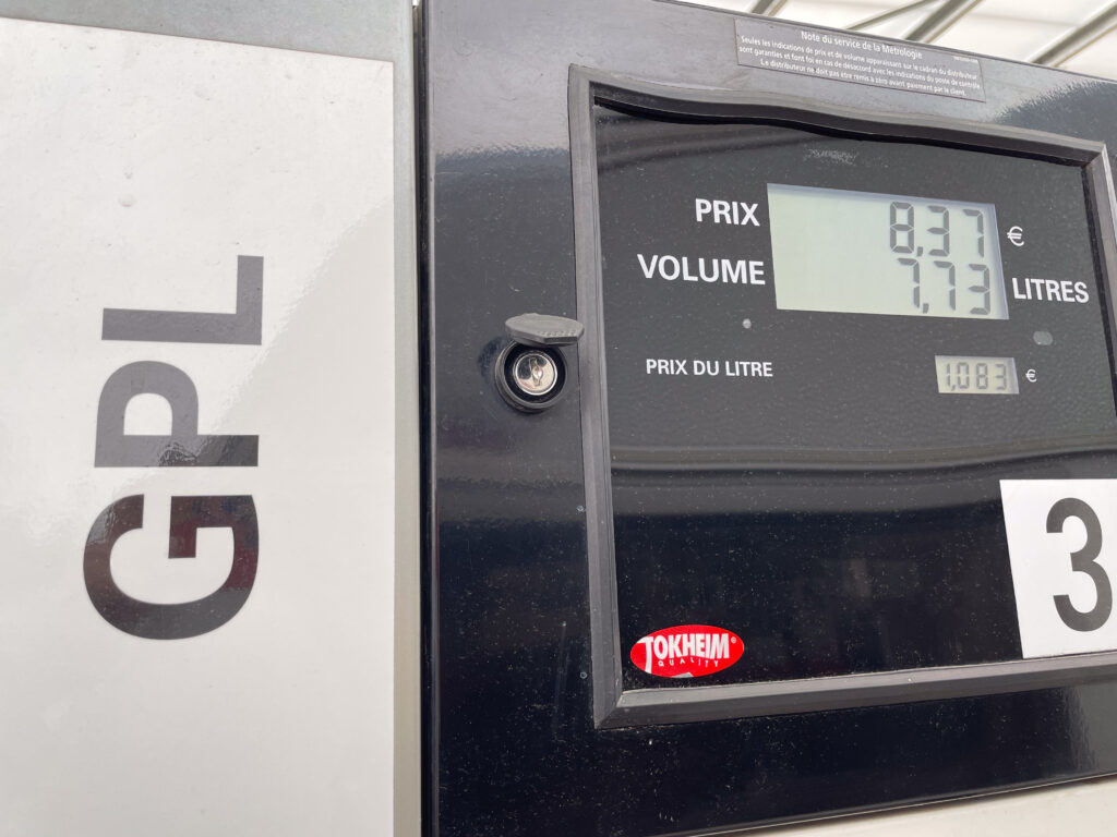 Kaasutankkauspisteen mittarissa näkyy tankkauksen hinta ja litramäärä.