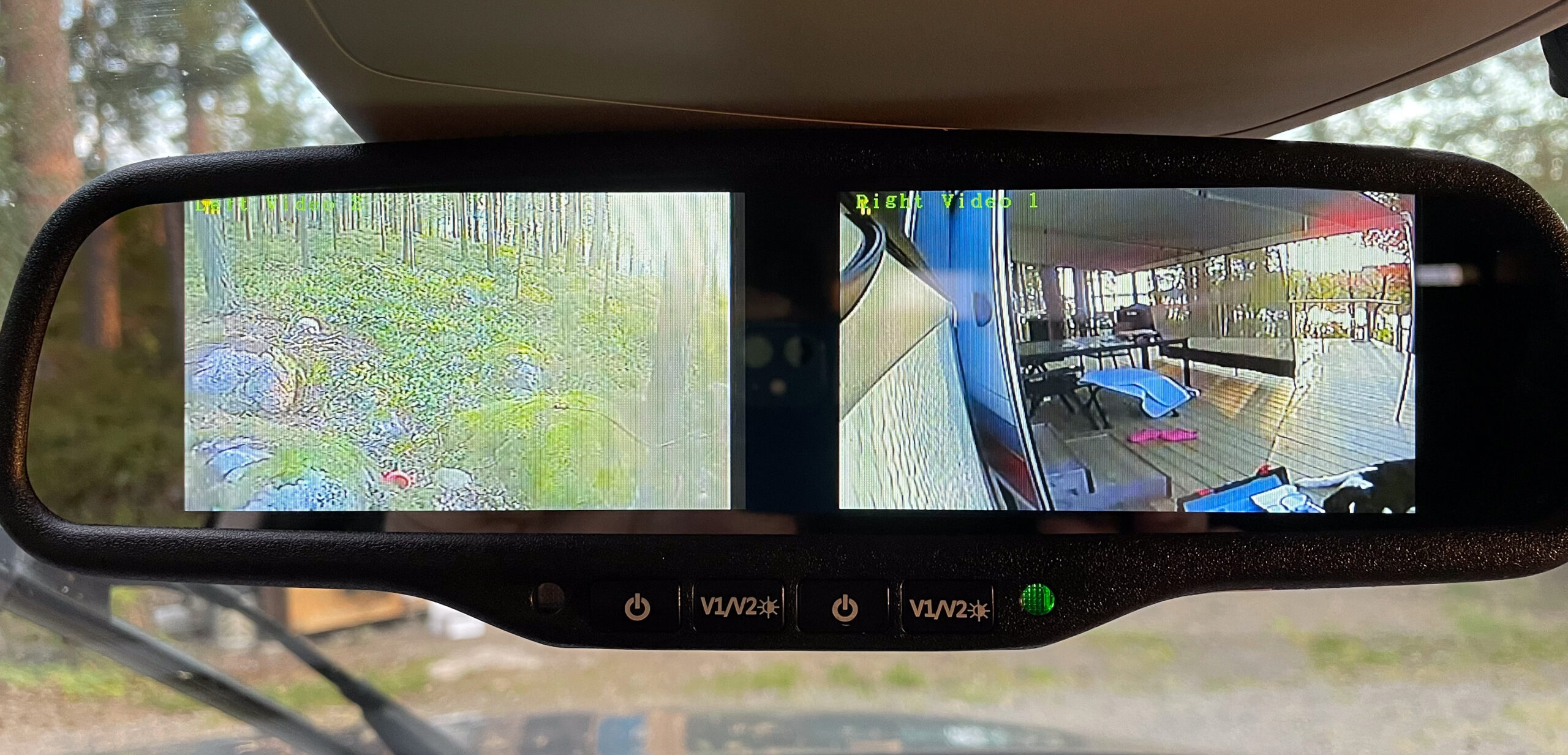 Auton taustapeilin tilalle asennettu peilinäyttö, jossa näkyy kaksi peruutuskameroiden lähettämää kuvaa.