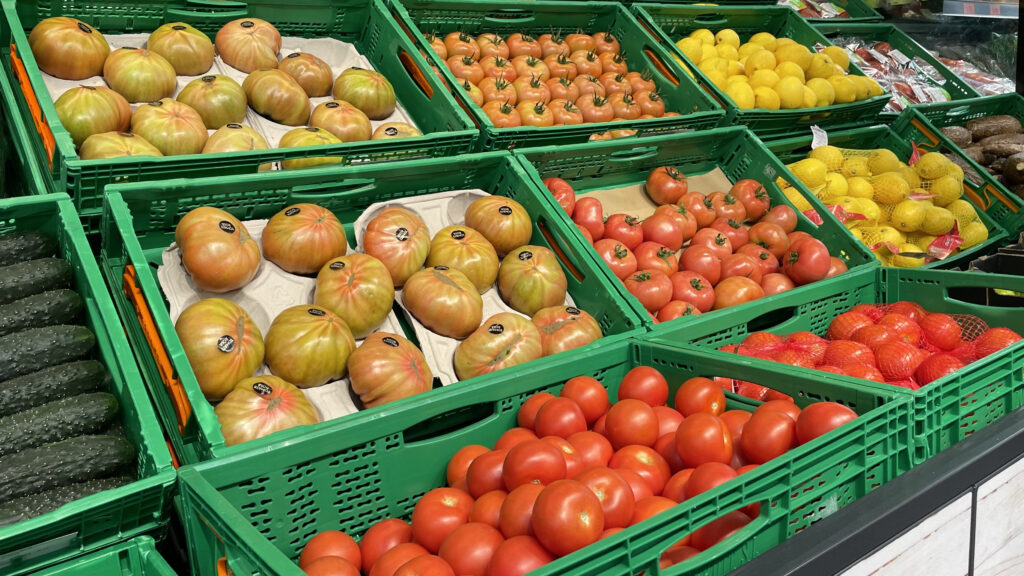 Erilaisia tomaatteja espanjalaisessa kaupassa.
